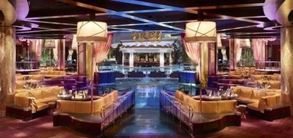 XS Club, Las Vegas, Mỹ. XS được biết đến như câu lạc bộ xa hoa nhất thành phố, với sàn nhảy rộng 4.000 m2, sâm panh và các loại đồ uống khác không có giá thấp hơn hàng nghìn USD. Vì thế, nếu muốn chiêm ngưỡng một câu lạc bộ cao cấp đúng nghĩa, đừng bao giờ bỏ qua XS Club. Ảnh: Barbara Kraft