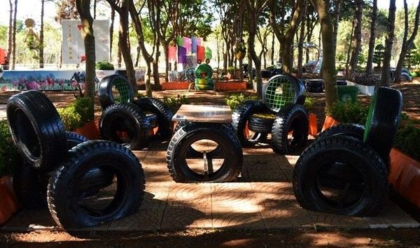 Những sản phẩm như gà, voi, nhện được làm bằng vành và lốp xe mô tô, xe đạp, đèn dây điện, bộ bàn ghế, bộ ấm trà từ lốp xe ô tô, dải phân cách làm thành chậu trồng hoa hay đến dòng suối nhân tạo…