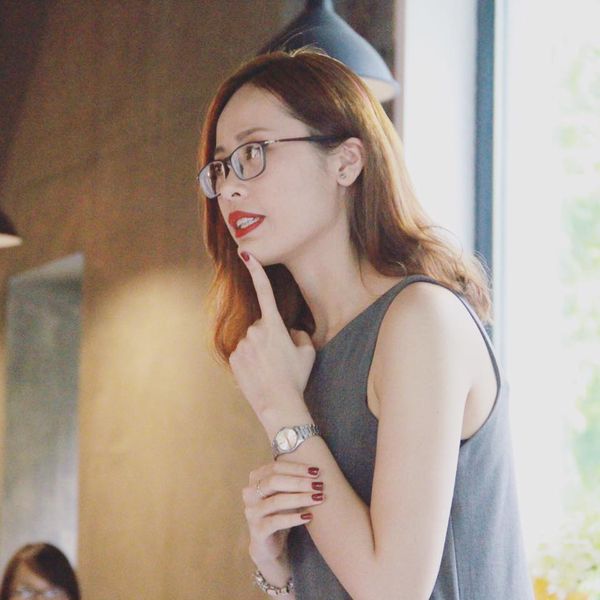 Hạnh Mai trong một workshop về trang điểm.