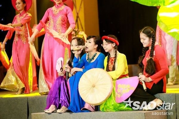 Nhiều năm qua, cứ vào mỗi dịp Tết Nguyên đán, “chị Chanh” luôn nhính thời gian để mang lời ca tiếng hát phục vụ công chúng.