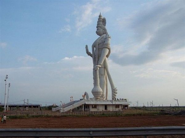 Bệ tượng được xây như một đền thờ với hệ thống bậc cấp dẫn lên chân tượng.