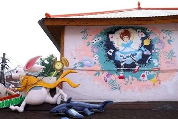 Không thể thiếu những nhân vật cổ tích quen thuộc với trẻ em trên toàn thế giới như cô bé Alice...