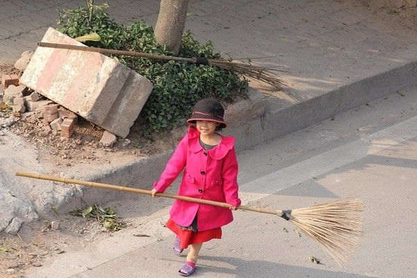 Có thể thấy, dù không có cuộc sống khá giả nhưng em bé vẫn được diện một bộ đồ thật đẹp.