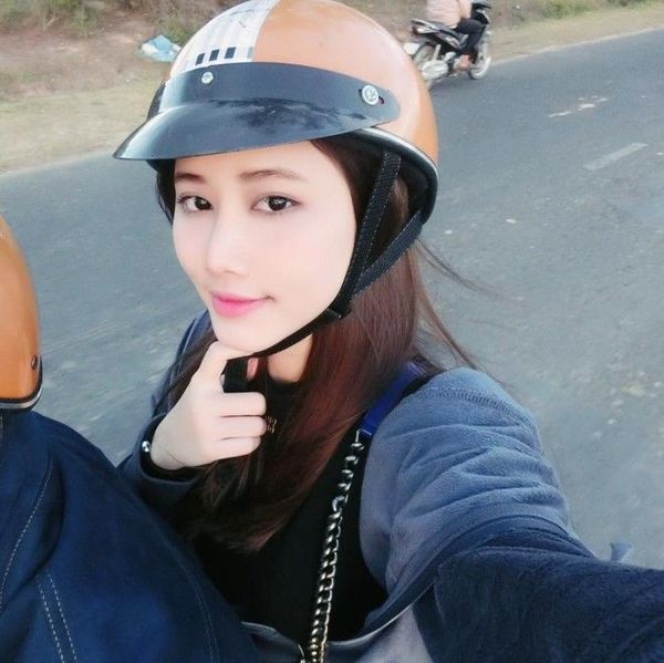 Với lối trang điểm nhẹ nhàng Trang Linh ghi điểm lớn kể cả khi cô nàng có diện mũ bảo hiểm.
