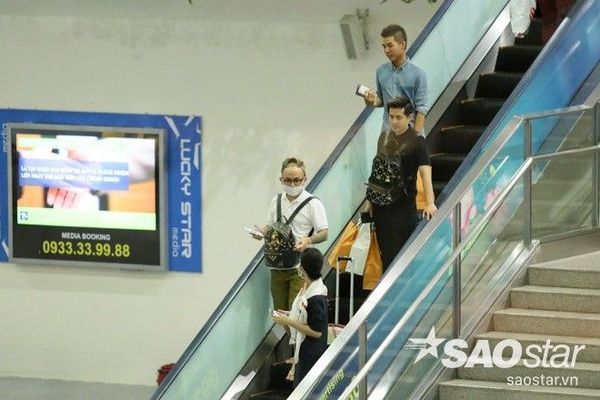 Tối 19/2, sau bốn ngày làm việc tại Bangkok (Thái Lan), Đông Nhi - Ông Cao Thắng đã đáp chuyến bay về Việt Nam. Theo nguồn tin thân cận, cả hai sang đất nước chùa Vàng để quay quảng cáo cho một nhãn hàng điện thoại lớn.
