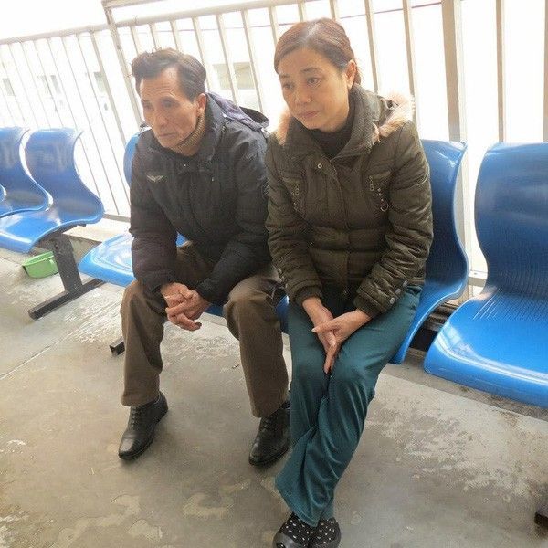Bố mẹ của Lam hiện đang từng ngày dõi theo tình trạng của con gái ở bệnh viện - (Ảnh: Facebook)