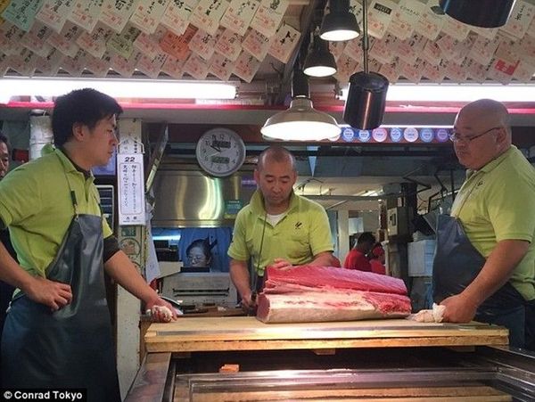 Thêm một điểm sáng trong chuyến du ngoạn của tôi lần này là chợ Tsukiji, được mệnh danh là chợ cá lớn nhất thế giới.