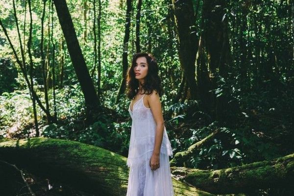 Sắc xanh mướt và vẻ đẹp hùng vĩ của cánh rừng nguyên sinh rất phù hợp với sự trong trẻo, tinh khôi của bài hát.