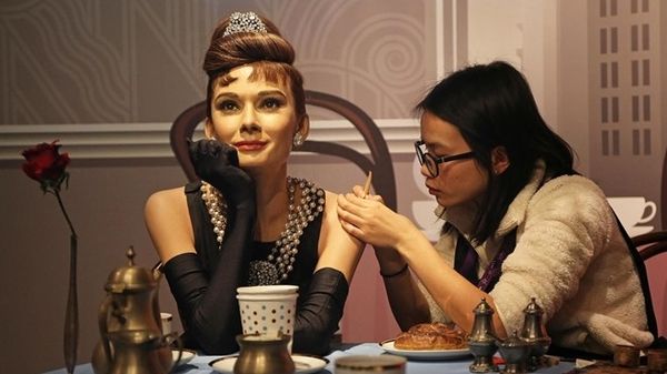 Đạt Phân chỉnh sửa tượng sáp Audrey Hepburn với tạo dáng kinh điển trong bộ phim Breakfast at Tiffany's.