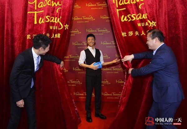 Mỗi tượng sáp mới đều từ trụ sở ở Anh Quốc vận chuyển bằng đường hàng không đến các phòng trưng bày trên khắp thế giới, nhân viên phòng trưng bày tiến hành kiểm tra đối chiếu.