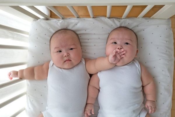 Hai bé khi ở trong bụng mẹ cùng chung một túi nước ối trong tử cung của mẹ nhưng có hai dây rốn tách biệt nhau.