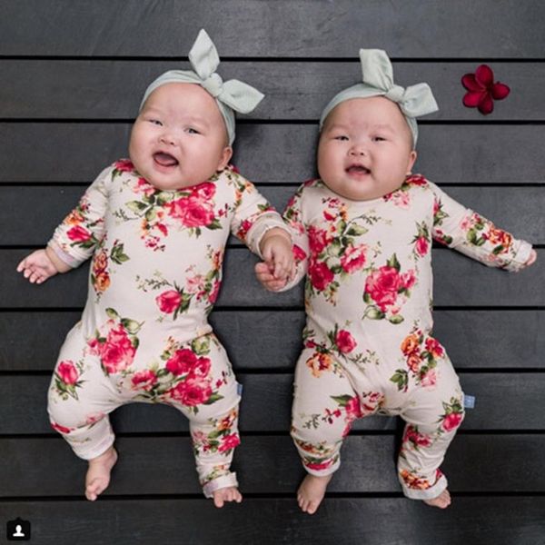 Cặp song sinh luôn được mẹ cho diện đồ đôi ngộ nghĩnh.