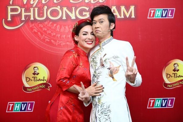 1. Giam khao Hoai Linh pose anh nhi nho (4)