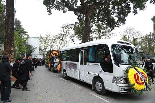 Lễ tang kết thúc, linh cữu của nhạc sĩ Lương Minh được người thân di quan khỏi Nhà tang lễ Bộ Quốc phòng.