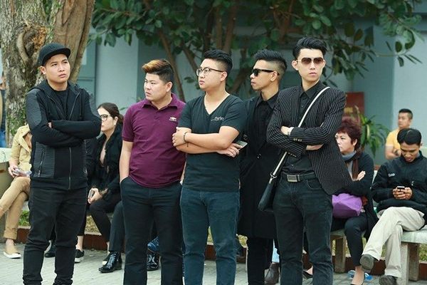 MC Hoa Thanh Tùng, ca sĩ Ngọc anh và hai thành viên nhóm Oplus (bìa phải) đến viếng nhạc sĩ Lương Minh lần cuối, trước khi anh về với đất mẹ.
