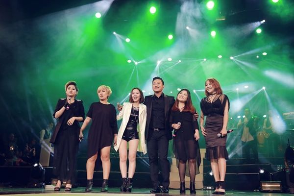 Tuấn Hưng cùng những học trò The Voice của mình thể hiện trọn vẹn cảm xúc 'Mẹ yêu'.