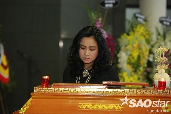 Diva Thanh Lam thất thần nhìn đồng nghiệp.