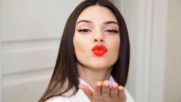 Trung thành tuyệt đối với màu tóc dù phong cách trang điểm thay đổi xoành xoạch.