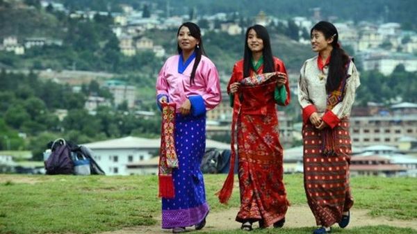 Nữ sinh Bhutan trong trang phục truyền thống. Ảnh: Roberto Schmidt/AFP/Getty