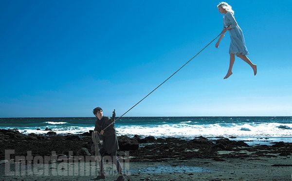 Tim Burton chủ định xây dựng hình ảnh vùng đất Cairholm thật yên tĩnh nhưng cũng ma quái, bí hiểm và sát nhất với nguyên tác nên người hâm mộ hoàn toàn có thể kỳ vọng một tác phẩm điện ảnh ma thuật ảo mộng, cầu kỳ mà không kém phần logic trong Miss Peregrine’s home for peculiar children.