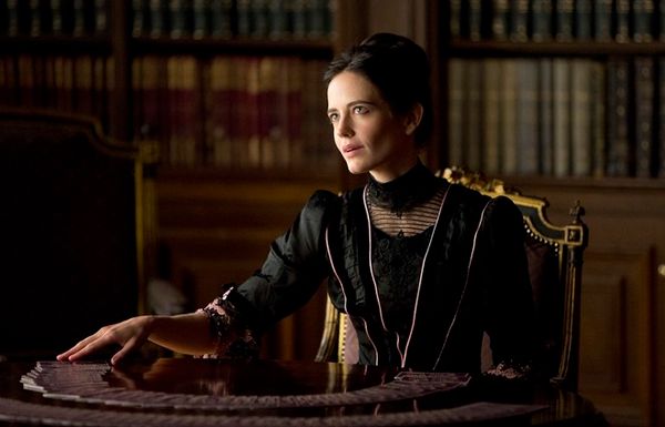 Với trọng trách đảm nhiệm vai Miss Peregrine - linh hồn của tiểu thuyết, vẻ đẹp và tài năng của Eva Green lại một lần nữa được thử thách. Hiện nay, tạo hình vừa quyền lực vừa hút hồn của bóng hồng nước Pháp mới được rò rỉ trên mạng đang là một trong các chủ đề hấp dẫn nhất về Miss Peregrine’s home for peculiar children.