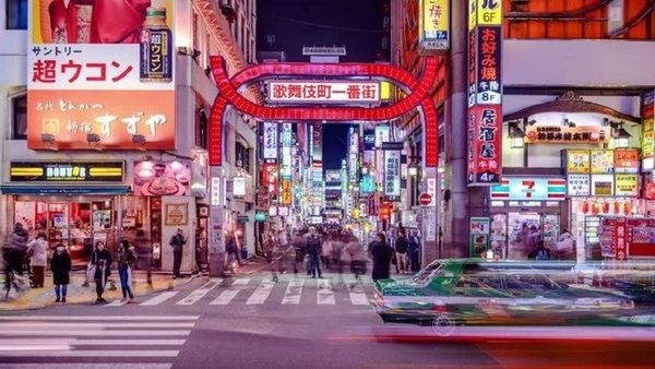 Đúng như tên gọi "khu phố không bao giờ ngủ", khi đến với Kabukicho, chỉ cần bước qua cánh cổng "Kabukicho Ichibangai" là bạn đã có thể tận hưởng không khí đúng chất phố đèn đỏ nơi đây như chen chúc trong biển người, đắm mình trong những cửa hàng chuyên kinh doanh băng đĩa 18+ hay vô số khách sạn tình yêu... Tuy nhiên, có rất nhiều dịch vụ tình dục không phục vụ khách nước ngoài trừ khi bạn đi cùng với một "tay chơi" Nhật sành sỏi. Ảnh: Depositphotos