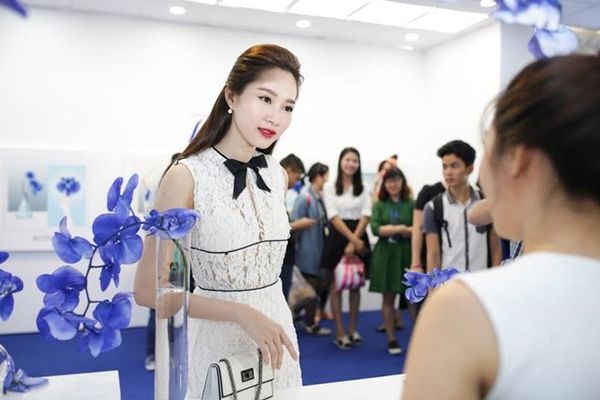 Tuy nhận được sự yêu mến và ủng hộ của khán giả, nhưng người đẹp gốc Bạc Liêu từng tâm sự, cô rất ngại khi được gọi là "hoa hậu của các hoa hậu" và cho rằng mình vẫn còn phải học hỏi nhiều từ các “đàn chị” đi trước.