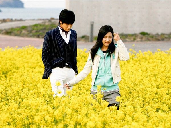 “Chàng Gốm” Yi Jung đưa Ga Eul đi dạo vòng quanh những con đường tuyệt đẹp của đảo Jeju.