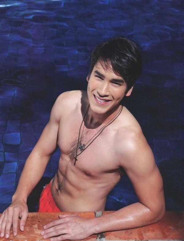 Với thân hình hoàn hảo Nadech không bao giờ ngại cỏi đồ khi chụp ảnh.