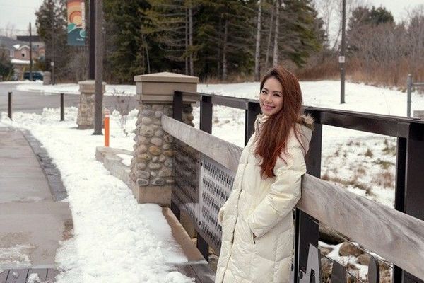 Cô cũng thường xuyên cập nhật thông tin và hình ảnh của mình nhằm chia sẻ công việc, tình hình hiện tại với người hâm mộ.