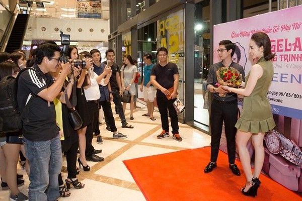 Angela Phương Trinh cũng không quên gởi lời chúc sức khỏe, hạnh phúc đến các bạn nữ, các chị em nhân dịp ngày Quốc tế Phụ nữ 8/3. Khi được hỏi về ngày 8/3 của mình, nữ diễn viên chia sẻ mình đang tập trung vào công việc nên hạn chế đến mức tối đa việc ra ngoài cùng bạn bè.