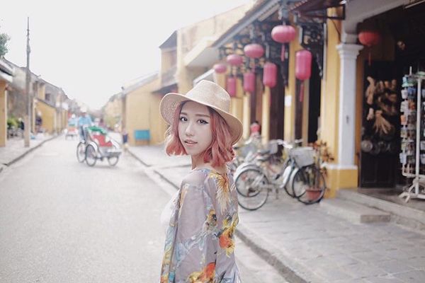 Để tránh nhàm chán cho tông tóc cà rốt, hãy uốn nhẹ đuôi tóc một tí nhé, đừng quên xịt dưỡng trước khi uốn để bảo vệ tóc.