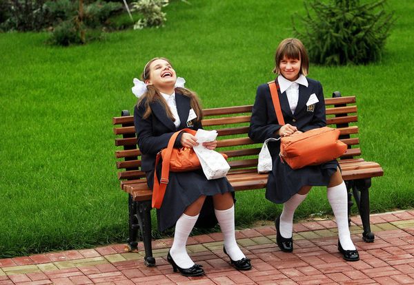 Các bé gái Nga đang vui vẻ cười đùa trên băng ghế. Thủ tướng Nga Medvedev đã ra quyết định thành lập Học viện dành cho con gái các quân nhân đang phục vụ xa thủ đô, không có điều kiện được hưởng một nền giáo dục tốt và con gái của những quân dân đã hy sinh trong các cuộc xung đột vũ trang. Bức ảnh được chụp tại trường nội trú dánh cho nữ thuộc Bộ Quốc phòng, ngày 09/09/2008.