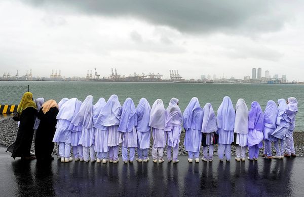 Các bé gái Hồi Giáo ở Sri Lanka đang đứng bên cạnh bờ biển ở Colombo sau chuyến đi từ làng Kalmunai cách đó 231 dặm (khoảng 371km). Tấm ảnh được chụp vào ngày 20/05/2013.