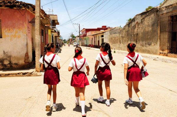 Các bé gái Cuba đang trên đường về nhà giờ tan học. (01/06/2009).