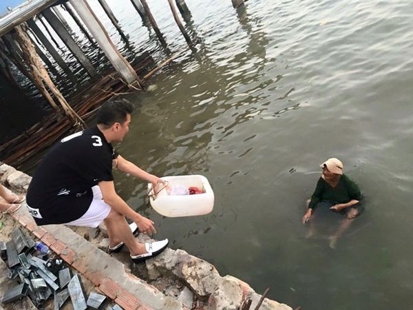 "Ông hoàng nhạc Việt" kêu gọi mọi người giúp đỡ bà cụ.