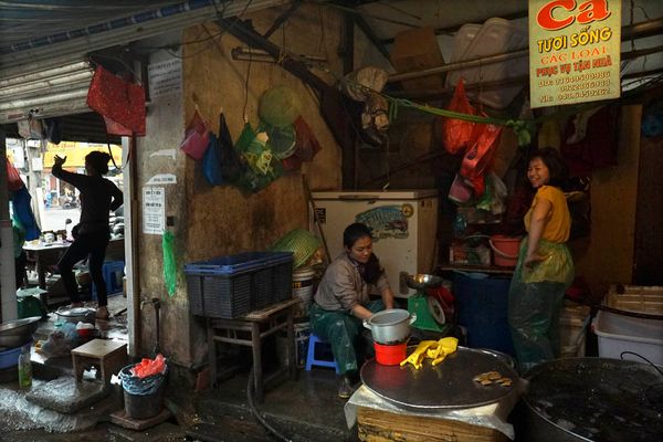 Ở khu vực bán đồ tươi sống, gian hàng mặt tiền của chị Vũ Hòa luôn phát ra tiếng nhạc xập xình và chị có thể tập bất kể lúc nào vắng khách.