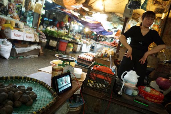Chỉ cần chiếc máy tính bảng nối mạng và một bộ loa di động nhỏ là mọi người có thể bắt đầu buổi tập Aerobic ngay tại chỗ.