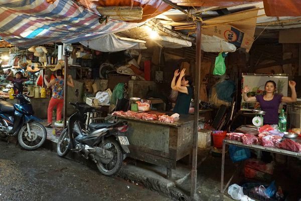 Quang cảnh trong giờ luyện tập của các bà các mẹ các chị tại chợ Xanh Kim Liên.