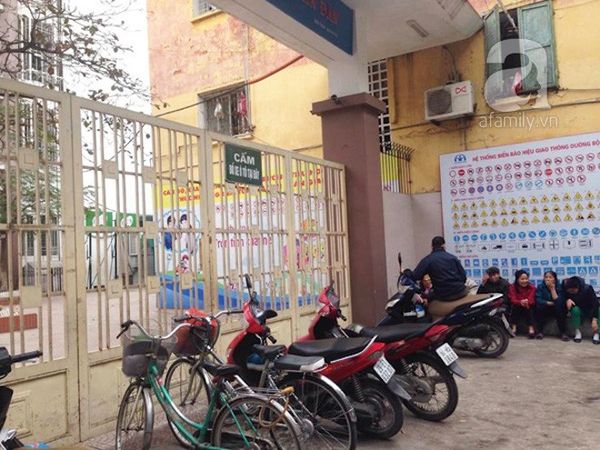 Nhiều phụ huynh đến sớm hơn mọi ngày để chờ đón con sau khi sự việc trên xảy ra