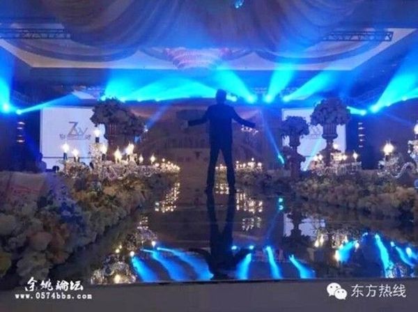 Sân khấu lung linh huyền ảo tràn ngập hoa tươi.