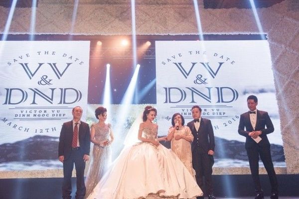 Trong dạ tiệc cưới vào tối 12/3, Victor Vũ - Đinh Ngọc Diệp trình chiếu phim ngắn về tình yêu khi bắt đầu sự kiện như một lời chào mở đầu đến tất cả quan khách.