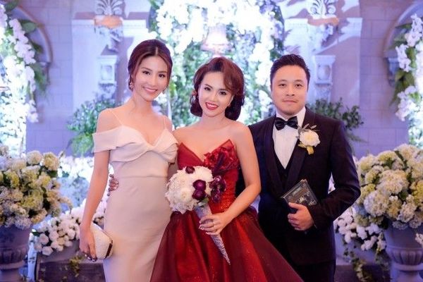 Đinh Ngọc Diệp xuất hiện trong bộ váy đổ bồng bềnh như một tiểu thư để đón tiếp và chụp hình kỷ niệm cùng bạn bè.