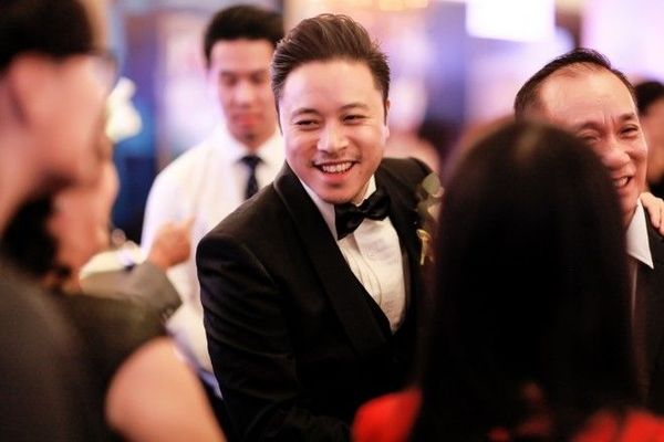 Đạo diễn Victor Vũ đến cảm ơn bạn bè đã tới tham dự lễ cưới.