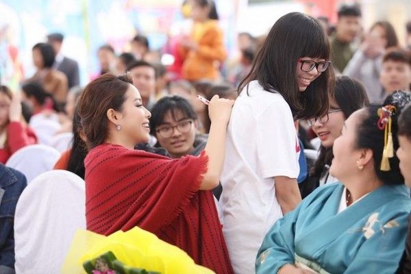 Sau khi buổi giao lưu kết thúc, Phạm Hương không vội vã về khách sạn ngay mà nán lại để chụp hình và ký tặng fans. Sự thân thiện, của Phạm Hương khiến các fans "phát cuồng" và không ngớt lời khen ngợi cô nàng Hoa hậu đã xinh đẹp lại còn gần gũi, đáng yêu.
