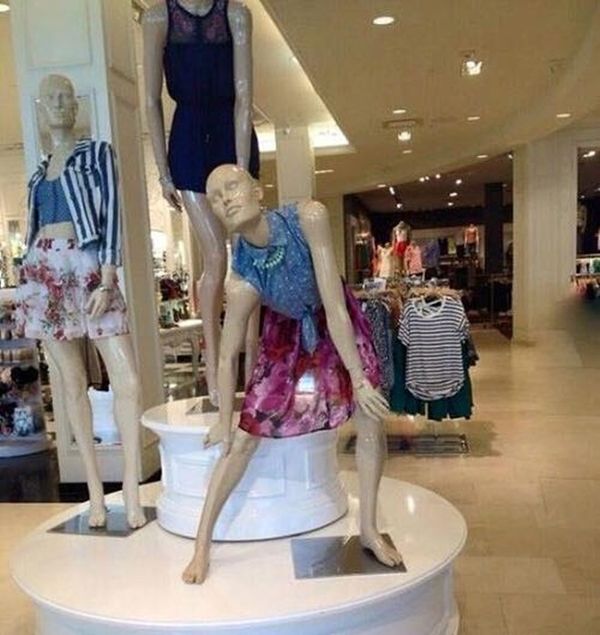 Tôi lớn tuổi rồi mà bắt đứng mãi, mỏi giò lắm biết không.