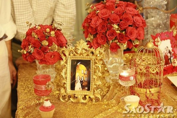 Tiệc cưới của Nam Cường được trang trí theo phong cách phương Tây với gam màu đỏ vàng làm chủ đạo.