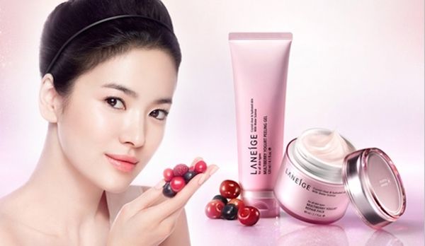 Sau khi tẩy da chết là thời điểm tuyệt vời để đắp mặt nạ dưỡng da. Sản phẩm Laneige Multiberry Yogurt Peeling Gel với giá tầm 550.000 VNĐ
