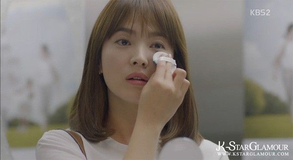 Vẻ đẹp trong veo của cô ấy trong phim Hậu duệ mặt trời luôn có sự hỗ trợ đắc lực từ phấn nước.