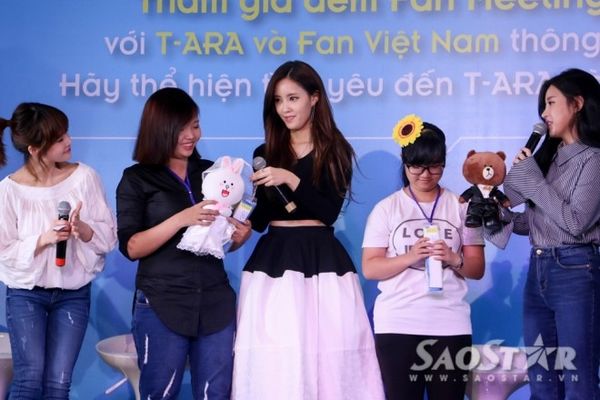 Các cô gái dễ thương trong phần trò chơi cùng người hâm mộ.